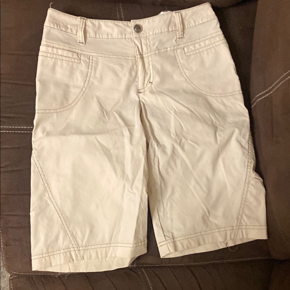 Athleta Women's cream colored outdoor Shorts size 6